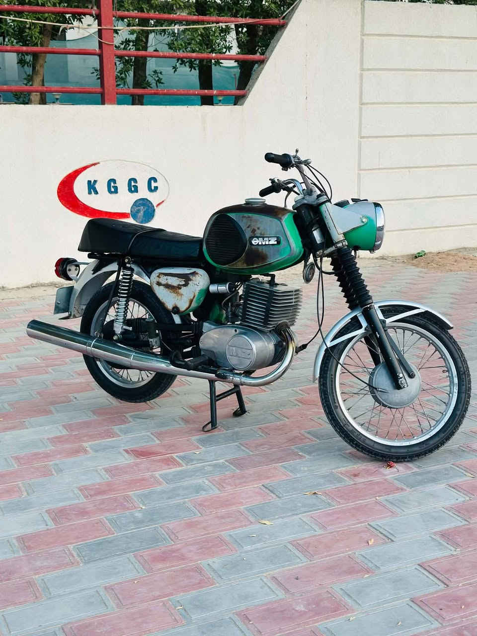 السعر 3ملايين وربع وبيه مجال
*********** 
امزت مديل 1981دراجه كلش نضيفه وحلوه كله ألماني بس كابريتر ودبل خلفي امبدل رقم وسنويه بسمي تحويل مباشر بيه لحيم بل خشم    كصه سايس ثنين دراجه كلش نضيفه مكاني كربلاء الحولي
