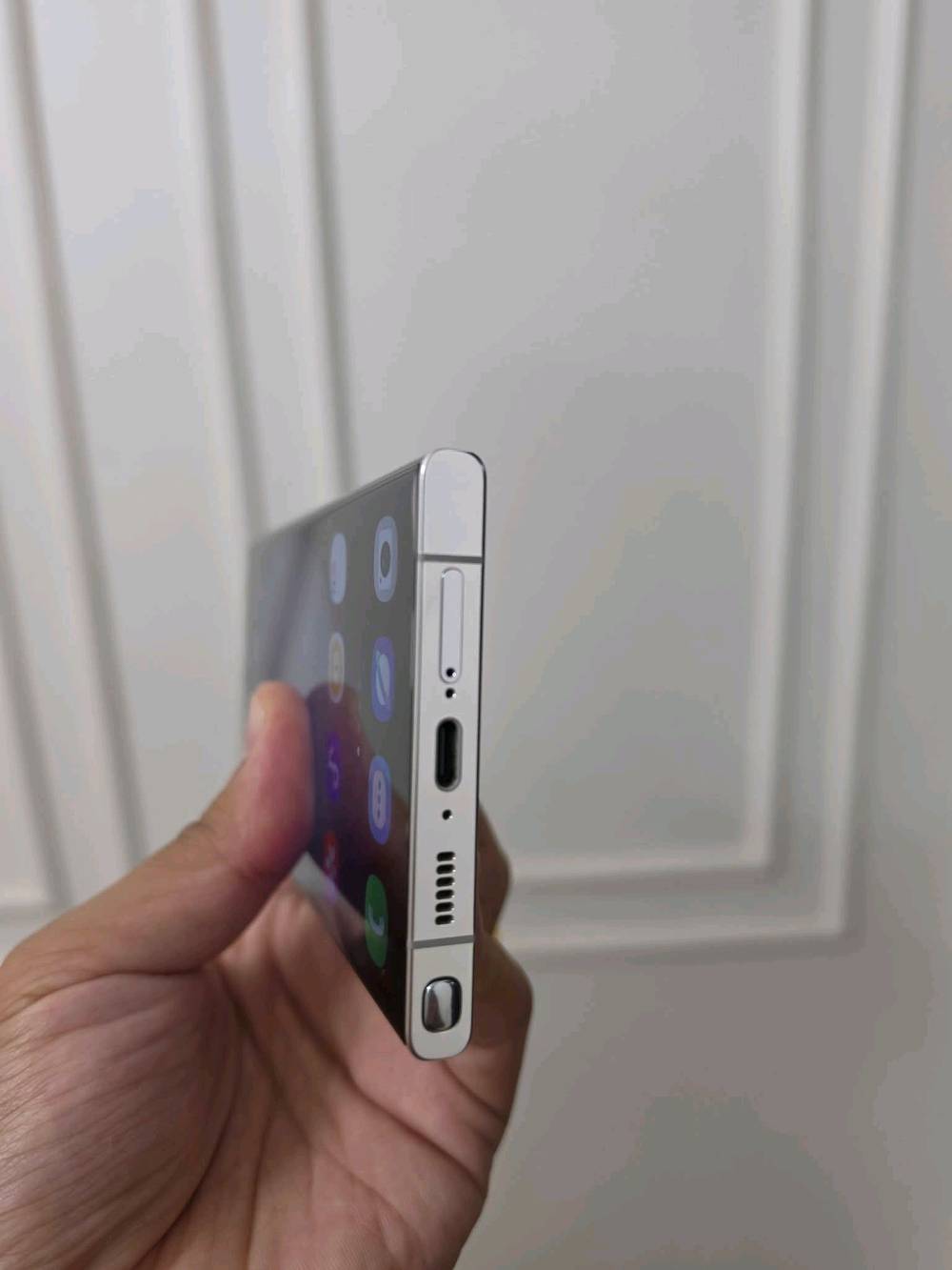 خوش جهاز وقوي ماركه معروفه سعره مناسب ال 
samsung s22 ultara 5G 
s22 الترا 
سيم كرت مع شربحه الكترونيه ذاكره 256 بسعر 750
دبل سيم كارت ذاكره 256 بسعر 630 الف
دبل سيم كارت ذاكره 512 بسعر 700 الف
دبل سيم كارت ذاكره 128 بسعر 560 الف
سيم كارت مع شريحه الكترونيه ذاكره 128 بسعر 550 الف
بااختصار 
الشاشه اموليد تحديث 120 هرتز 
المعالج: Snapdragon 8 Gen 1 (أو Exynos 2200 
الكاميرا 108 ميكا بكسل الاماميه 40 ميكا بكسل
البطارية: 5000mAh تدعم الشحن السريع بقدرة 45W.
المميزات: قلم S Pen مدمج، مقاومة للماء والغبار IP68، ودعم شبكات 5G. 
بغداد زيونه ربيعي قرب مجمع البركه 
جمله ومفرد متوفر توصيل 
***********