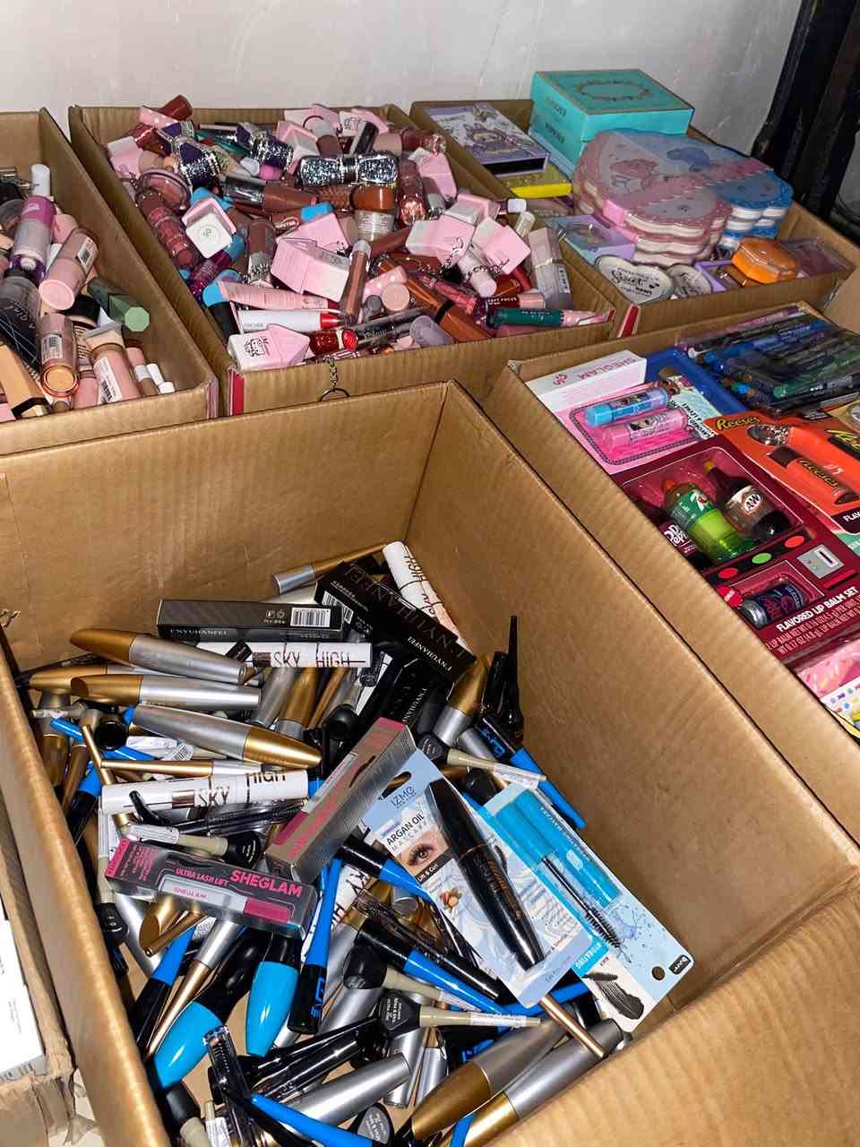 شلعه مكياج كللللشي بيها 1800 قطعه  كارتون حمر وكلوسات وكارتون اساسيات من فاونديشن وبرايمر وكونسيلر وكارتون باليتات وباودر وبلشرات وكارتون مسكارات وايلاينر وكارتون اضاءه كارتون سيروم اوردنري و3 كراتين مشكل كلشي بيهم مكرتن ومغلف مزيل مكياج ومثبت مكياج وغسول بشره ومرطبات وصابون بشره واظافر وبيهم ماركه شيكلام 
للاستفسار على الواتس : ***********
@إشارة
