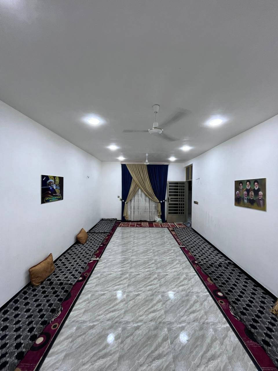 السلام عليكم
بيت البيع بحي الدوغاني المساحه ٣٠٠م متكون من غرفتين نوم صاله ١٠×٤ونص استقبال ٨×٤ونص مطبخ كبير بيتونه كبيره ترك داير البيت البيت جاهز من كلشي ماء كهرباء موالد تبليط كلشي الباب البيت السعر ٨٠وبي مجال ***********
