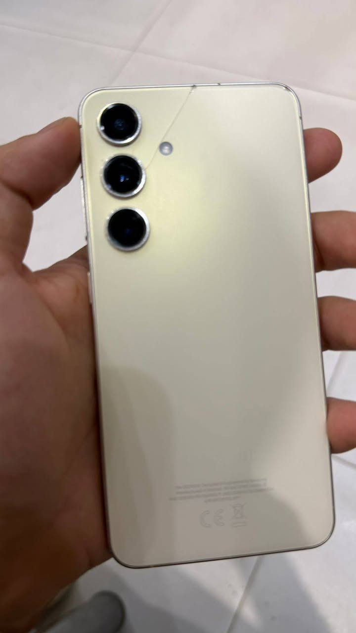 السلام عليكم 
Galaxy S24
كلكسي اس 24 الصغير 
شرق اوسط ضمان عين الفهد ملحقاتة كلها موجودة  خطين ذاكرة 128 مكفول من كلشي ماداخل تصليح ولا بي أي مشكلة فقط كسر بلضهر موضح بلصورة 
مكاني سماوة 
سعرة 450
*********** السماوا, المثنى
