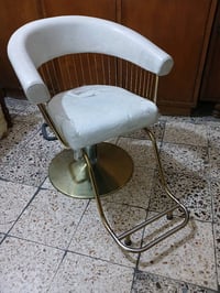 كرسي حلاقة  135 وبيه مجال جديد استخدام شهرين.  اتصل .او  واتساب