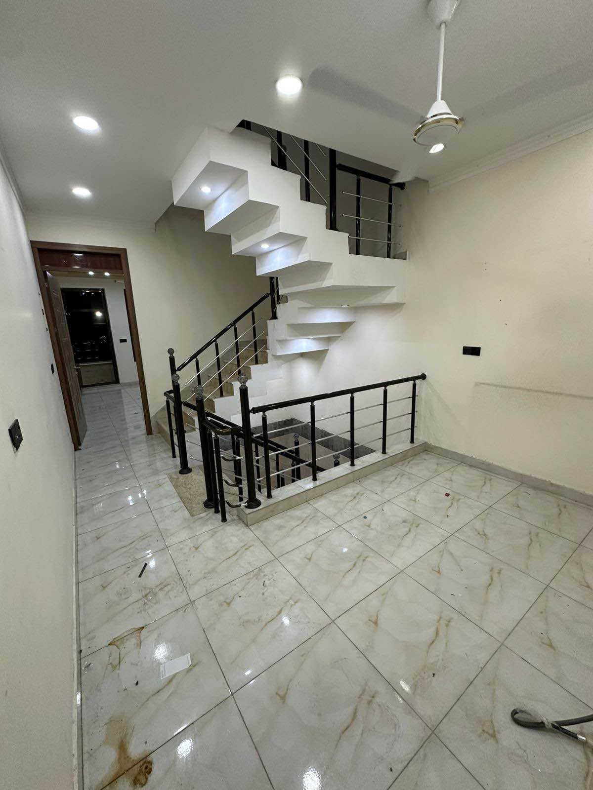 🏡 للإيجار في السيدية | فرصة مميزة

📍 الموقع: السيدية – الضباط – فرع جامع الأقصى
📐 مساحة العقار: 100 م²

✨ مواصفات العقار:
• 3 غرف نوم 🛏️
• صالة واسعة ومريحة
• مطبخ
• خدمات عدد (2)
• توزيع عملي ومناسب للسكن العائلي

💰 بدل الإيجار:
1,250,000 دينار شهرياً
مع مجال بسيط

📞 للتواصل والاستفسار:
***********

📍 أو تفضلوا بزيارة موقعنا:
السيدية – شارع الامن

🏢 شركة قمر للوساطه العقاريه بغداد, العراق

