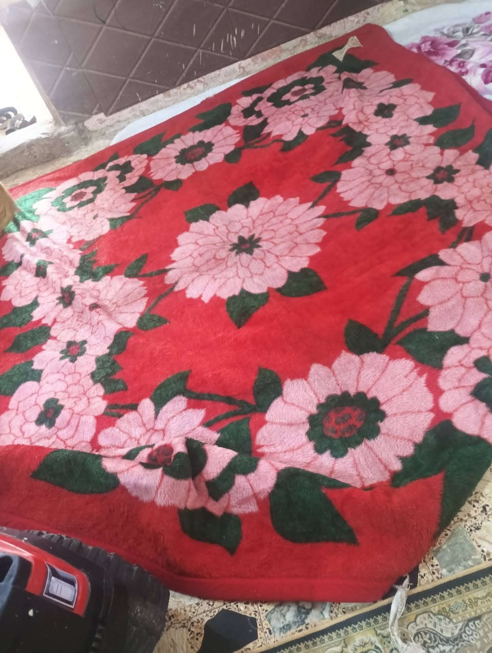بضاعة جديدة وتخبل جبناها ستونة بطانيات ومخاد وجراجف وديباجات ***********
