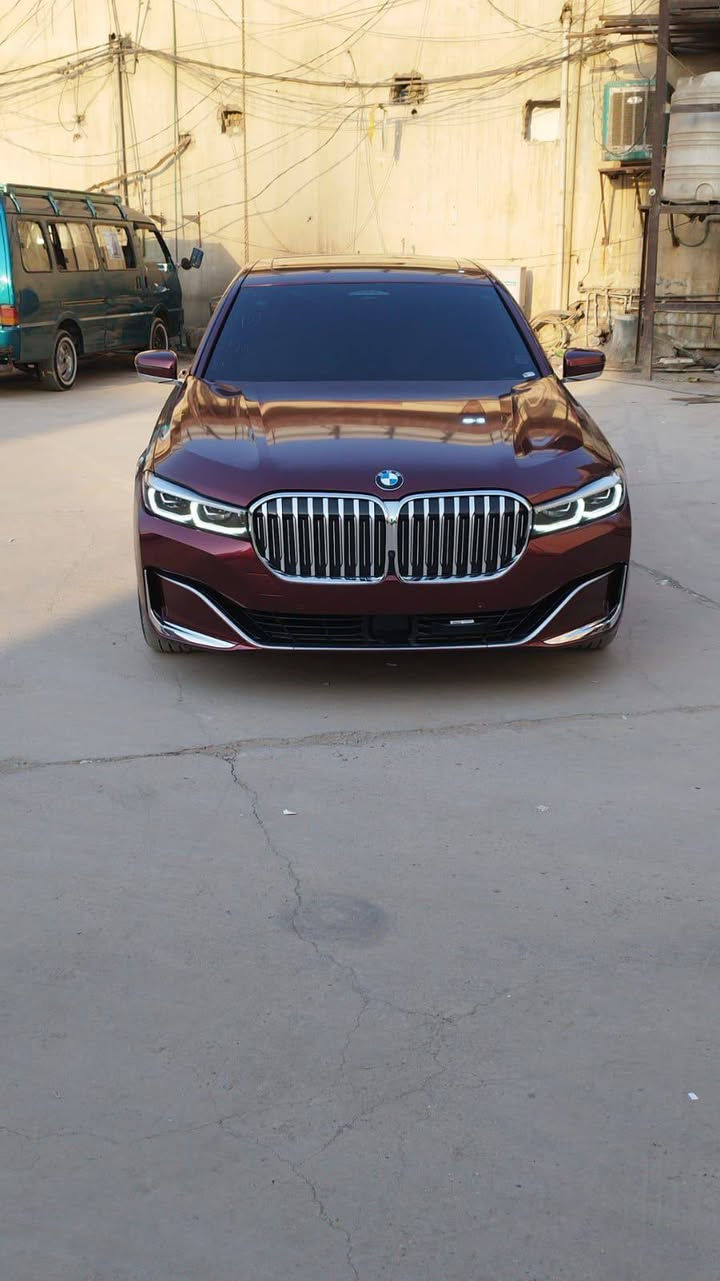 🚘 BMW 750i xDrive موديل 2022
🇩🇪 فخامة ألمانية + أداء رياضي قوي

🔹 المحرك: V8 TwinPower Turbo
🔹 السعة: 4.4 لتر
🔹 القوة: 523 حصان
🔹 العزم: 553 lb-ft / حوالي 750 نيوتن متر
🔹 القير: أوتوماتيك Steptronic – 8 سرعات
🔹 الدفع: xDrive دفع رباعي
🔹 0–100 كم: حوالي 4.1 ثانية
🔹 السرعة القصوى: 250 كم/ساعة محددة إلكترونياً
🔹 الوقود: بنزين Premium
🔹 سعة التانكي: حوالي 78 لتر
🔹 عدد المقاعد: 5
🔹 الهيكل: سيدان فئة Luxury Full Size

✨ التجهيزات والفخامة:
• جلد فاخر
• مقاعد كهربائية
• تسخين المقاعد
• ذاكرة للمقاعد
• تدفئة دركسون
• شاشة ونظام ملاحة
• Apple CarPlay
• Android Auto
• Bluetooth
• شحن لاسلكي للموبايل
• Head-Up Display
• كاميرات ومزايا مساعدة للسائق
• حساسات أمامية وخلفية
• Blind Spot
• نظام تحذير الاصطدام
• مثبت سرعة
• فتحة سقف
• دخول وتشغيل ذكي
• Soft Close للأبواب
• نظام تعليق هوائي
• جنوط رياضية
• إضاءة LED
• تصميم داخلي فاخر وواسع

📏 الأبعاد:
الطول حوالي 5.27 متر
العرض حوالي 1.90 متر
قاعدة العجلات حوالي 3.21 متر
والشنطة حوالي 515 لتر.

🔥 سيارة تجمع بين الفخامة، القوة، الراحة، والهيبة، ومحرك الـV8 يعطي أداء قوي جداً مع نظام xDrive للدفع الرباعي.

💰 السعر:على الخاص
📍 الموقع: [بابل] 
📞 للاستفسار والتواصل:
***********
***********
***********

✅ الفحص متوفر
✅ جاهزة للبيع+السيارة مرقم بغداد

#BMW #BMW750 #750i #750iXDrive #BMW2022 #BMW7Series #بي_ام_دبليو #BMW7502022 #سيارات_للبیع
