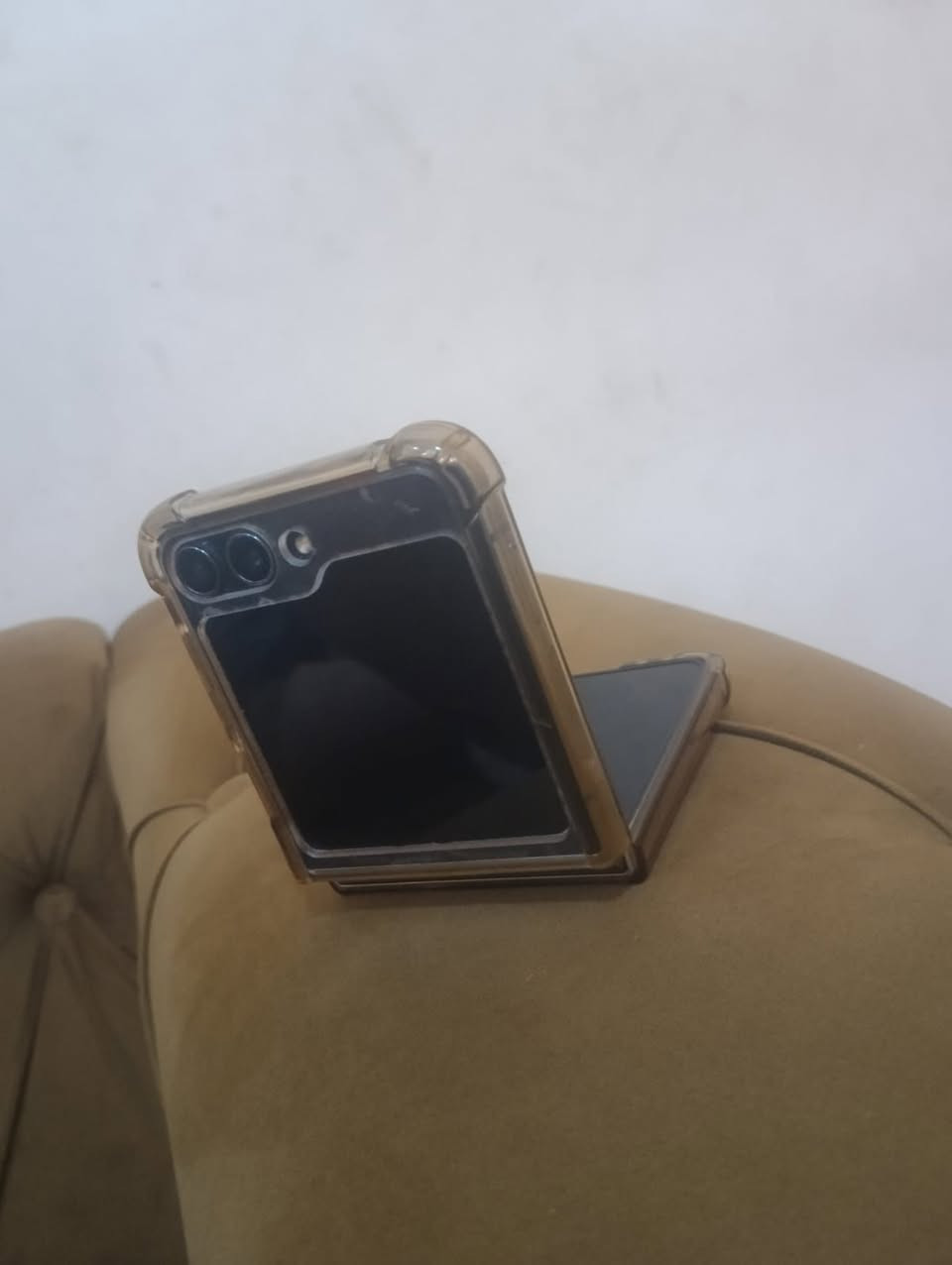 Samsung Galaxy Z Flip 5 (نسخة يابانية أصلية 🇯🇵)✨ الوضع الداخلي والأداء:الوضع العام: الجهاز غير مفتوح وغير مصلح نهائياً، وبحالة بلاد الشركـة (على الفحص).الأداء والكاميرات: الكاميرات أمامية وخلفية فول دقة، الصوت والشحن والبطارية والتاتش كله شغال 100%.الشاشة الخارجية: شغالة ونظيفة تماماً وبدون أي مشاكل.🔍 الملاحظات (للأمانة وبراءة الذمة وموضحة بالصور):السايم (المفصل الخارجي): بيه شخوط ونقرات واضحة نتيجة الاستخدام، مجرد مظهر خارجي وما مؤثرة على فتح وقفل الجهاز نهائياً.الشاشة الداخلية: بيها نقطتين سوداوين صغار فوق بزاوية شريط الإشعارات (قرب الشبكة)، ثباتات وما مؤثرات على اللمس أو الرؤية نهائياً ولا يبينن بالاستخدام اليومي
السعر النهائي: 340,000 دينار عراقي قفل (سعر لقطة ومناسب جداً بالنسبة لمواصفات الفليب 5).📍 الموقع والتواصل:المكان: بابل / الحلة - شارع 80 (قرب الموارد المائية).للتواصل والاتصال: *********** (أو راسلني خاص).
