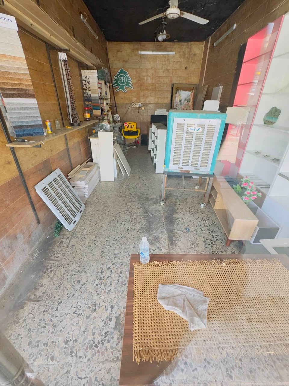 السلام عليكم محل للبيع في جسر ديالى القديم مقابل عمارة الدفاعي طول المحل 6 امتار والعرض 3 امتار 

للتواصل والاستفسار ***********
