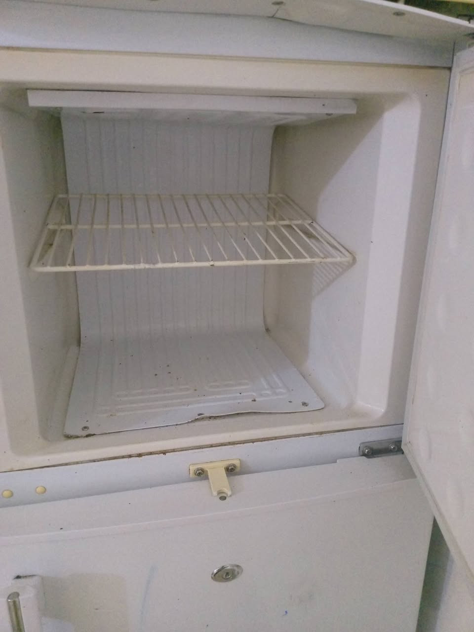 البيع ماعرف شنو عطله أبيع هل موجود ثلاجه كلش نضيفه وماطوره جديد وعل فحص الماطور نجف حي الجامعه ***********  السعر 50
