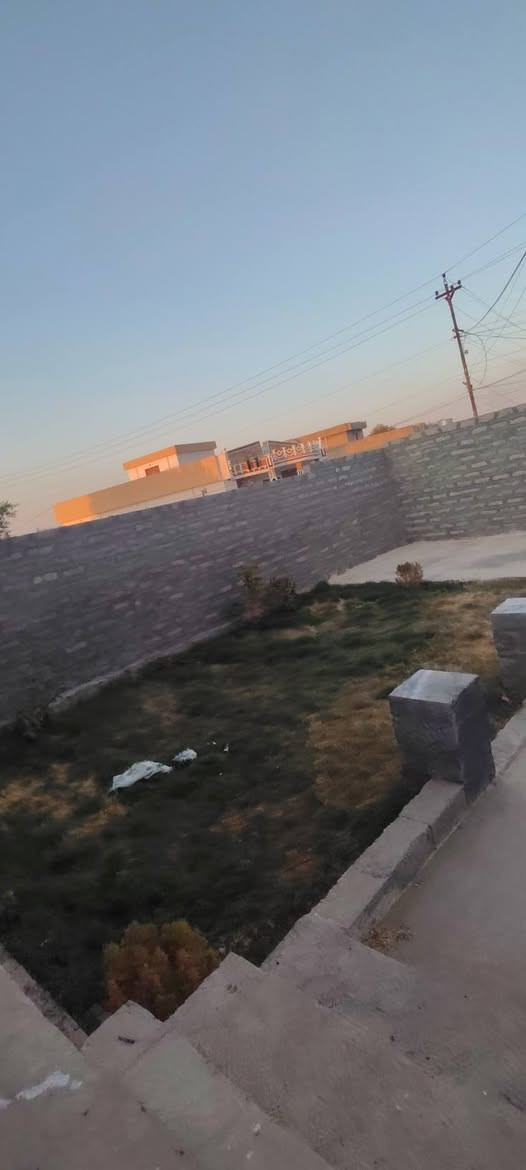 .السلام عليكم 
بيت للبيع  بيجي المالحه الشرقيه 
مقابل مدريه الصمود

 المساحه 450  طابو زراعي 
تفاصيل 
1
غرفتين نوم  وربعه وهول ومطبخ خارجي وداخلي حمام

2 البيت نظام تبريد مركزي مأسس مجاري وماء كامل البيت بناء عالي  سقف عالي نضام دكتات 

البوب وشبابيك نظام تركي قاصه 
حديقه وحوش جبير
ستفسار   ***********. او مراسله الصفحه
