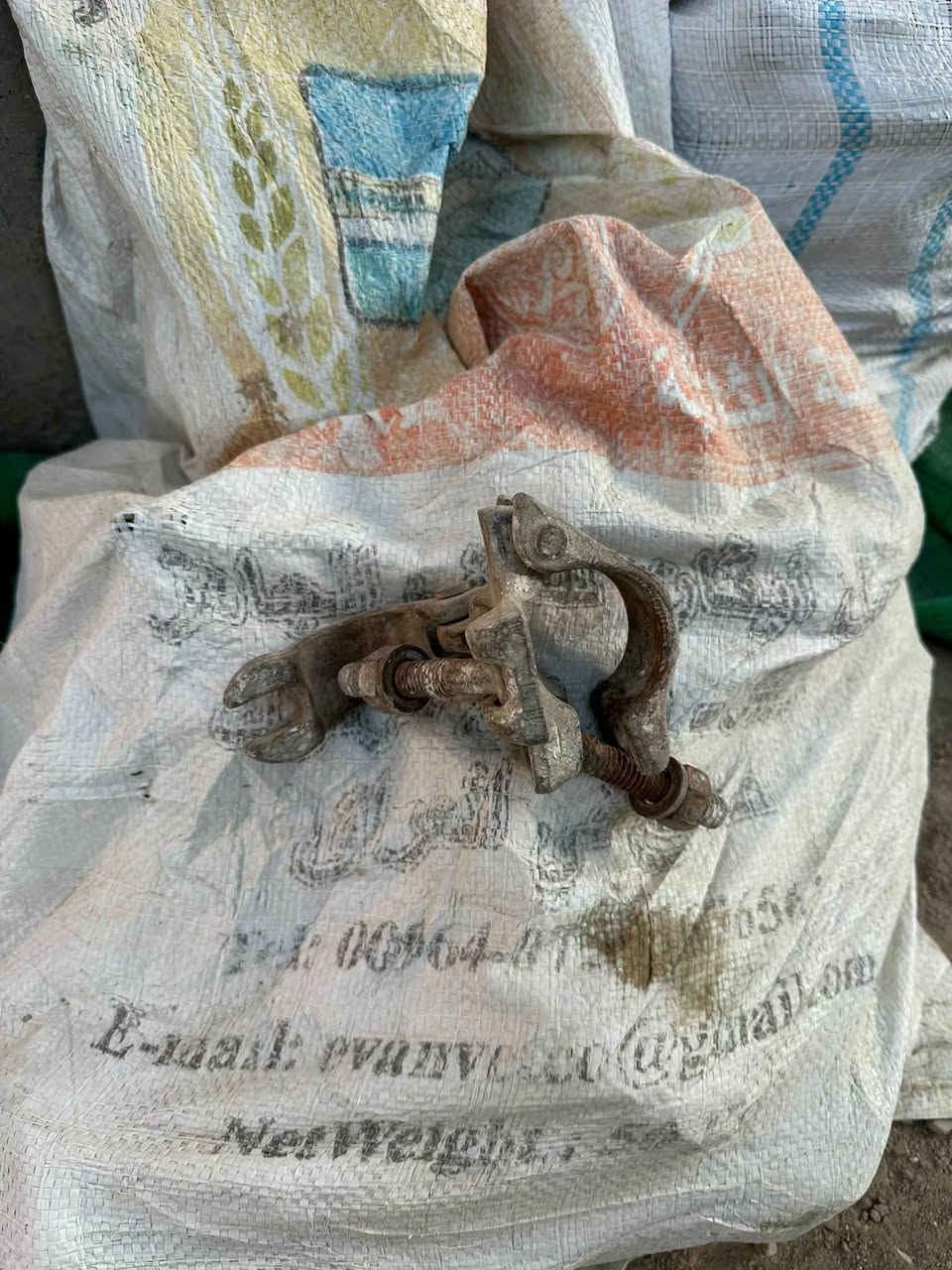 السلام عليكم سكله بواري مع قفايص ثقيل طول ٣ متر وفقارات
مع سكله برج عدد ٦  ‭***********‬
