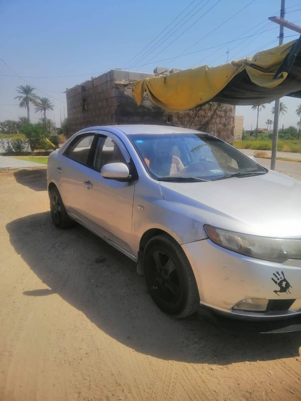 السلام عليكم كيا سيراتو للبيع موديل 2010 بيه 2 قطع الجاملق المامي الي بصف سايق وشخط بلباب الي بصف سايق سياره حلوه وقتصاديه محرك 1600  تبريد فول مصارله شهرين من دخلته هزه وتجديد سنويه  السعر 80 وبي مجال شي بسيط المكان رمادي الجزيره شارع الجرايشي  للستفسار ***********

