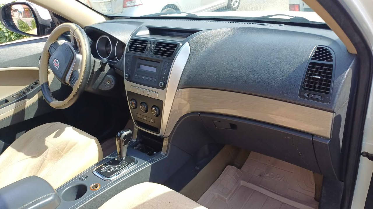 جێلی ئێم گراند GEELY EMGRAND X7
مۆدێل 2013
فوول مواسەفات  
سبوغ تەنها نیو چاملغی هەیە و ساردەکووتی نیە
گێر مەکینە بەشەر نەکرایتە
تازە توند کرایتەوە بێ کێشەیە 
ماڵی دۆستە 
سعری 80 وەرەقە و مەجالێکی کەم

***********
