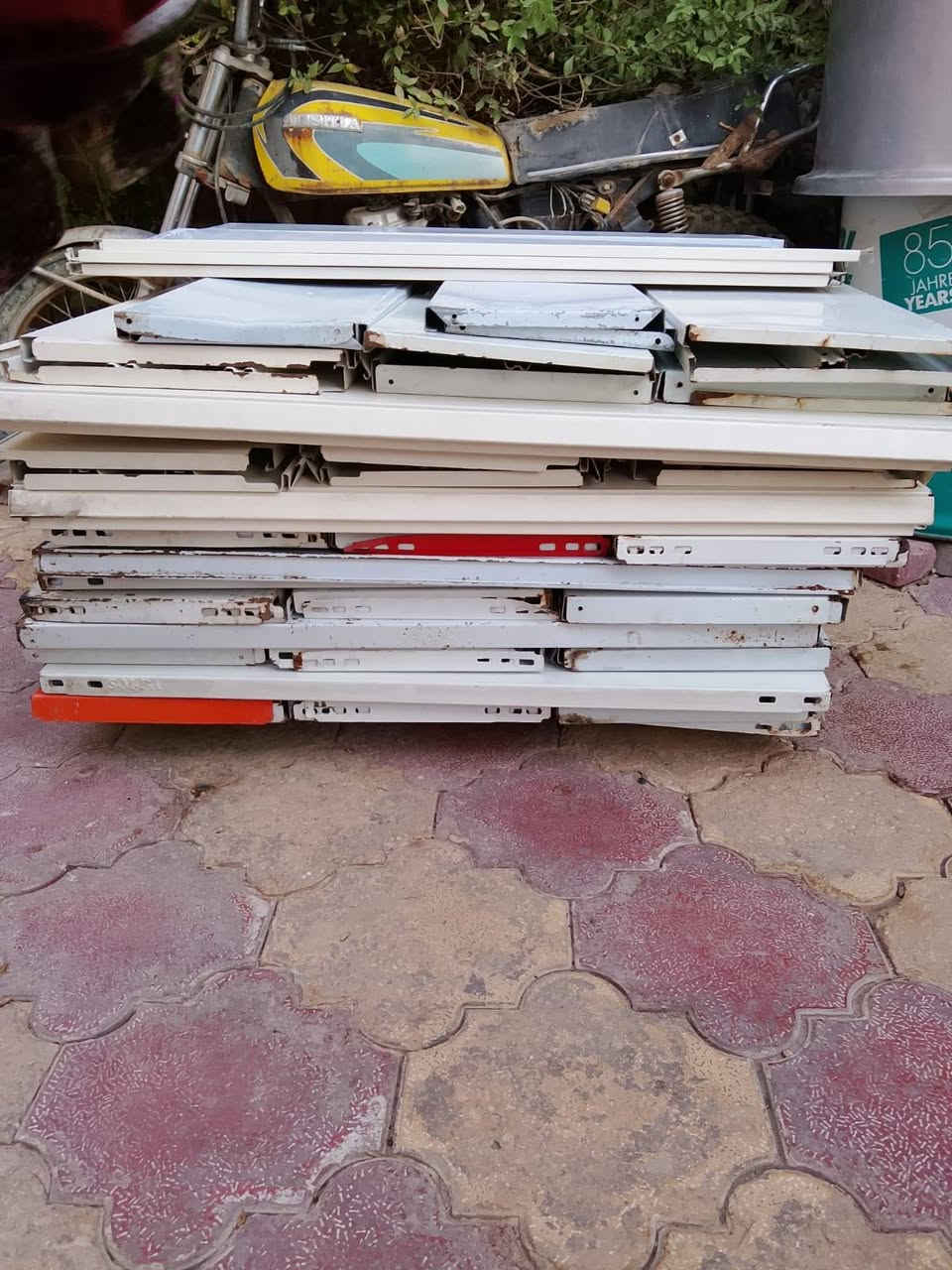 سلام عليكم حبايب عندي رفوف للبيع مع سفينه للطلب ولاستفسار الاتصال على رقم *********** العدد 40رف وسفينه سعر 400000 قفل
