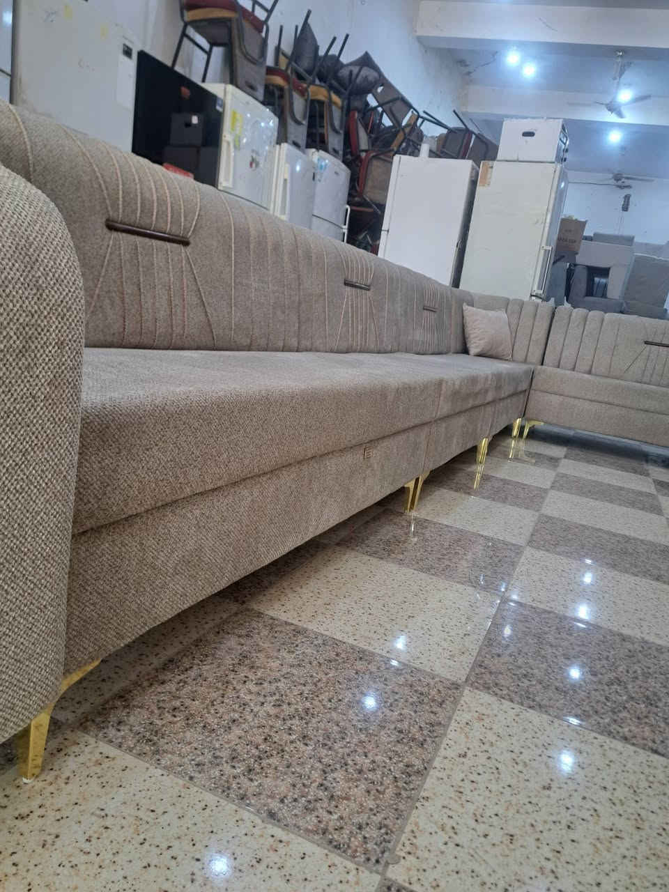 العنوان مقابل ملعب #الشطره الولمبي.  مجمع بركات الصادق. #رقمي *********** تخم مودرن تفصال درجة اولى خشب بلاويد اسود الضهر خشب جام روسي الاسفنج طبي امتياز اول  طول التخم ٧ ونص رجلين حديد درجة اولى

