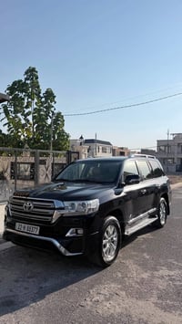 للبيع لاند كروزر  شركة جيهان v8 2017 بدون صبغ و بارد ماشية ٢٨٥ الف محر...
