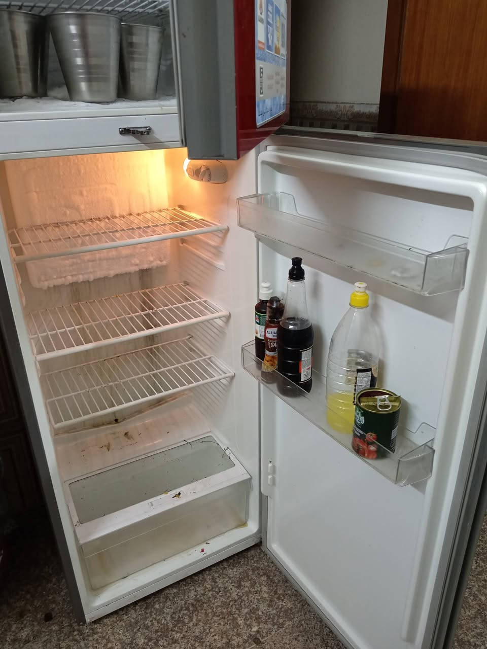 ثلاجه مستعمله جديده للبيع لغرض النقل مكفوله مال بيت السعر 250بيه مجال بسيط ***********
