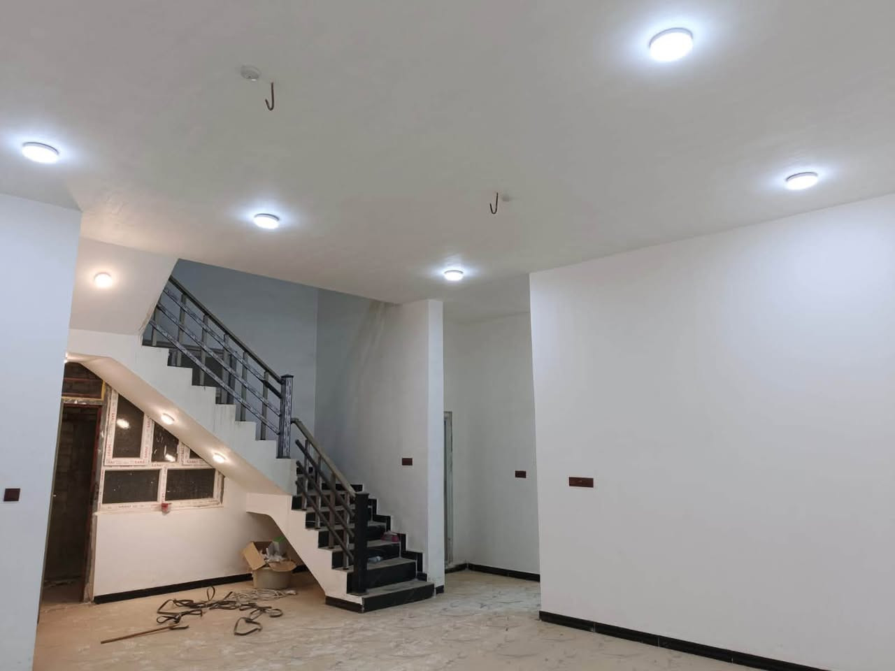 سلام عليكم بيت 🏠 للبيع مساحة البيت 200 متر 
 بسمي 

غرفتين وصاله وحمام ومطبخ طابق ونص 200 متر

العنوان الديوانية بمجمع الروان بيت ممسكون جديد 🆕 

مبني 2025 ممسكون وله يوم البيت مفول جاهز منكلشي 

ماي كهرباء بي ماطور مال ماي من كلشي جاهز صحيات 

جاهزات كهربايت جاهزه فول شغل حديث العنوان الديوانية مجمع الروان 

 السعر 115 مليون بي مجال 🥇
لاستفسار عن البيت اتصل ***********

***********
