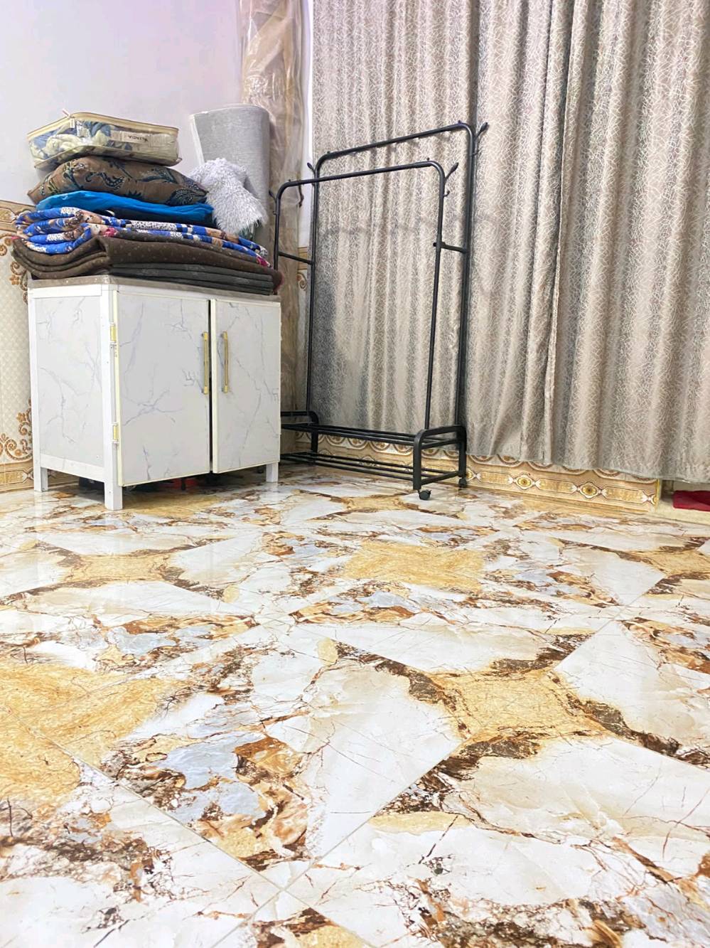 سلام عليكم بيت مساحة 160 بغداد بسماية ناحية الوحده قرب جامع ام البنين بيت ملك طابو صرف يحتوي 
على استقبال
 غرفتين نوم 
وغرفتين طابق لثاني مسوي الهم اساس جاهز 
مطبخ 
.....ترك وبيتونه وحمامات داخليه و خارجيه بيت بناء حديث درج طابق اول ودرج للطابق الاخير كله كامل 
وساحه وحديقه اخارجيه وداخليه
طابق ونصف لبيت مثل ماتشوف  رقم 
***********
الطابو الصرف جاهز للنقل لو بعده إكمال معاملة؟: 
جاهز للنقل 
