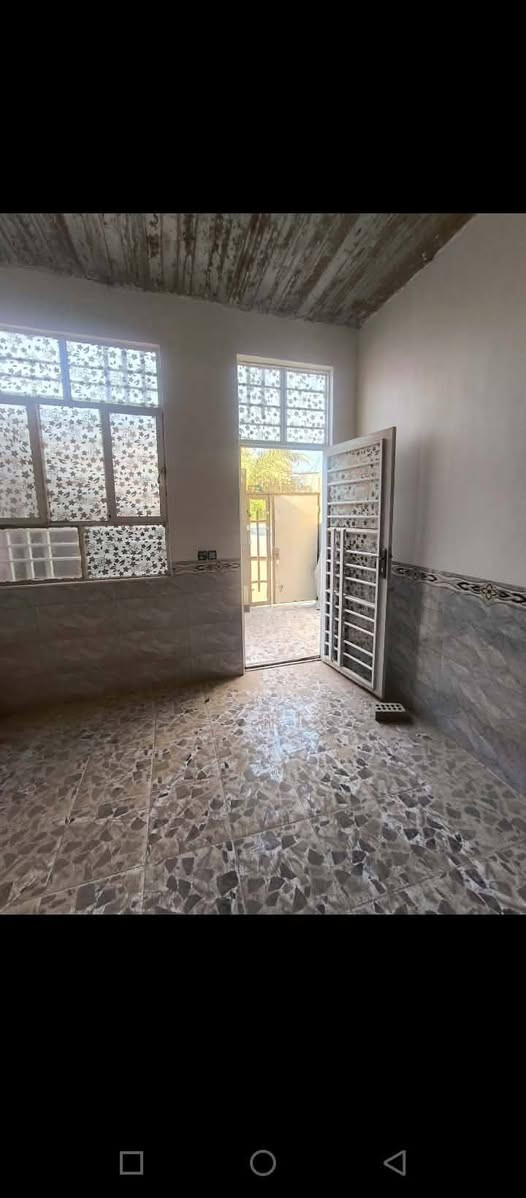 مكتب ولايه علي 

بيت بلديه للبيع المساحه 100متر 

بنيان بلوك وطابوك سقف صب كونكريت 

يتكون من غرفه وصاله ومطبخ واستقبال وصحيات داخليه وخارجيه وطارمه ومكشوفه 

العنوان حي العسكري شارع السبيس 

السعر المطلوب 40 مليون وبي مجال 

مطلوب 38 مليون التسديد السنوي مليون وربع 

للاستفسار إتصال أو واتس اب 

*********** أبو علي العبدلي
