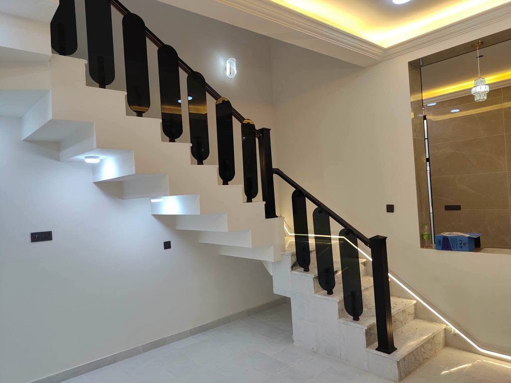 كربلاء حي الإطارات • ١٠٠م • دورين ٣ غرف