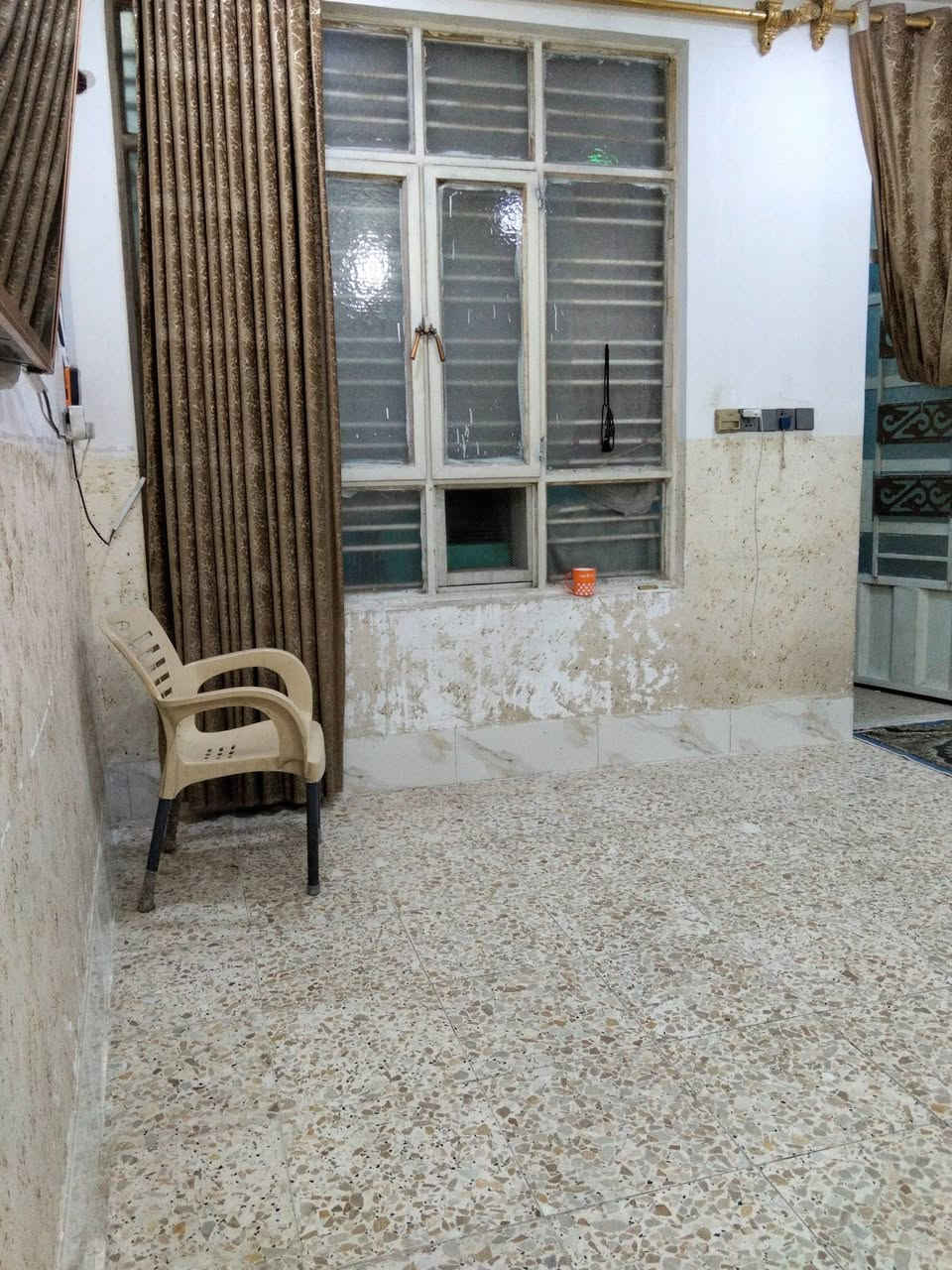 سلام عليكم بيت للبيع مساحة 150متر قاط واحد كامل بيتونة استارة اشتايكر مطبك بيت بناء جديد كامل مكمل جاهز مكانه بلحسينية مقابل جامع شهيد رائد ثاني قطعة الشارع عام بضهر تجاري شارع هادئ كامل خدمات سعر 88وبي مجال أي استفسار ***********
