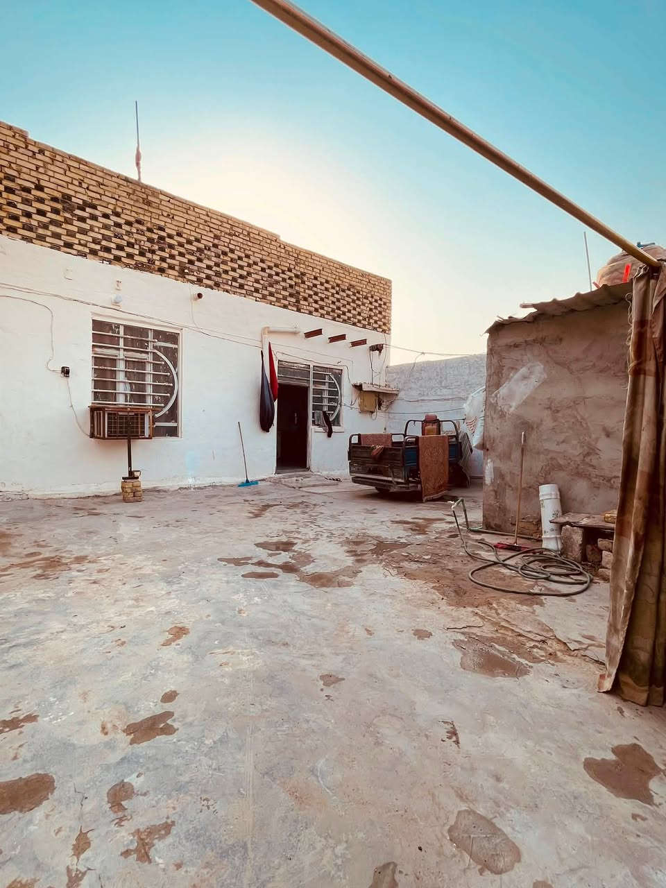 السلام عليكم دار للبيع مساحه 200 بيع مستعجل يحتوي على غرفتين نوم صاله مطبخ ستقبال العنوان الكوفه البراكيه خلف جامع الخزاعل قريب ع شارع العام طابو زراعي سند 25 مرقم بلديه وكامله معاملته  قرار محكمه كافه الخدمات محولات كهرباء جديده شارع 10 متر للاستفسار *********** السعر 35 مليون بي مجال قليل
