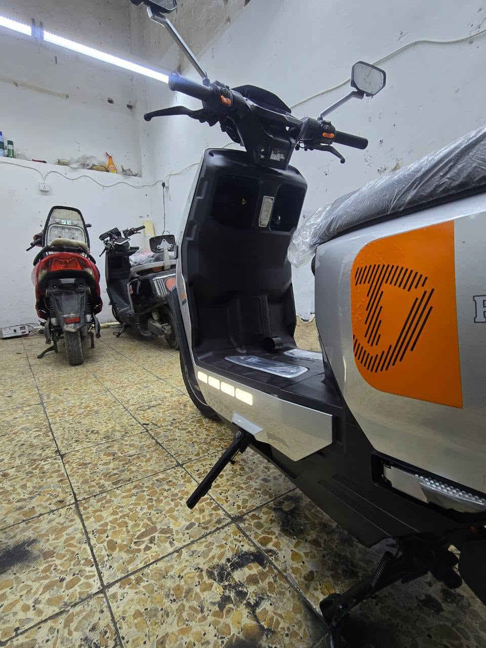 السلام عليكم للبيع دراجه شحن ريان وحش الكون دراجه نضيفه وجاهزه مابيها نقص مواصفاتها 3نمر سرعه 85 ملف 2000 نحاس حقيقي اشاير يمنه يسره لايت زنون عالي ناصي ورماش نضام البارك والرجوع للخلف Rنضام مثبت سرعة تشغيل بصمه وسويج مكاني بغداد جديده سعر 950 وبيها مجال ***********
