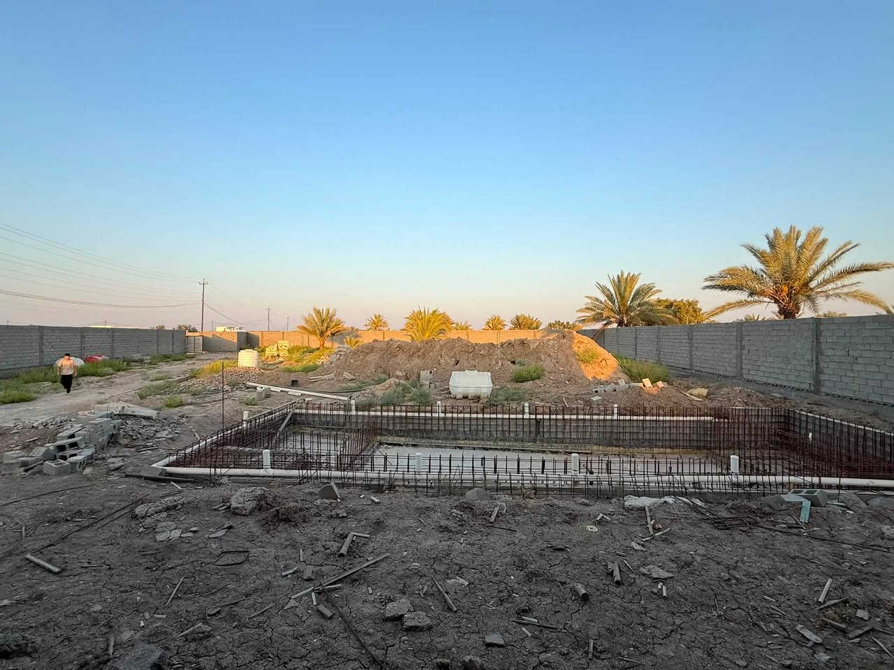 للبيع مزوعه هيكل مساحه الأرض دونم وربع كامل خدمات ماء وكهرباء واجازه بناء صنف الأرض طابو زراعي موقع المزرعه ابو غريب الحمدانيه الثانيه  قرب جسر سميلات 
الاتصال على الرقم ***********
