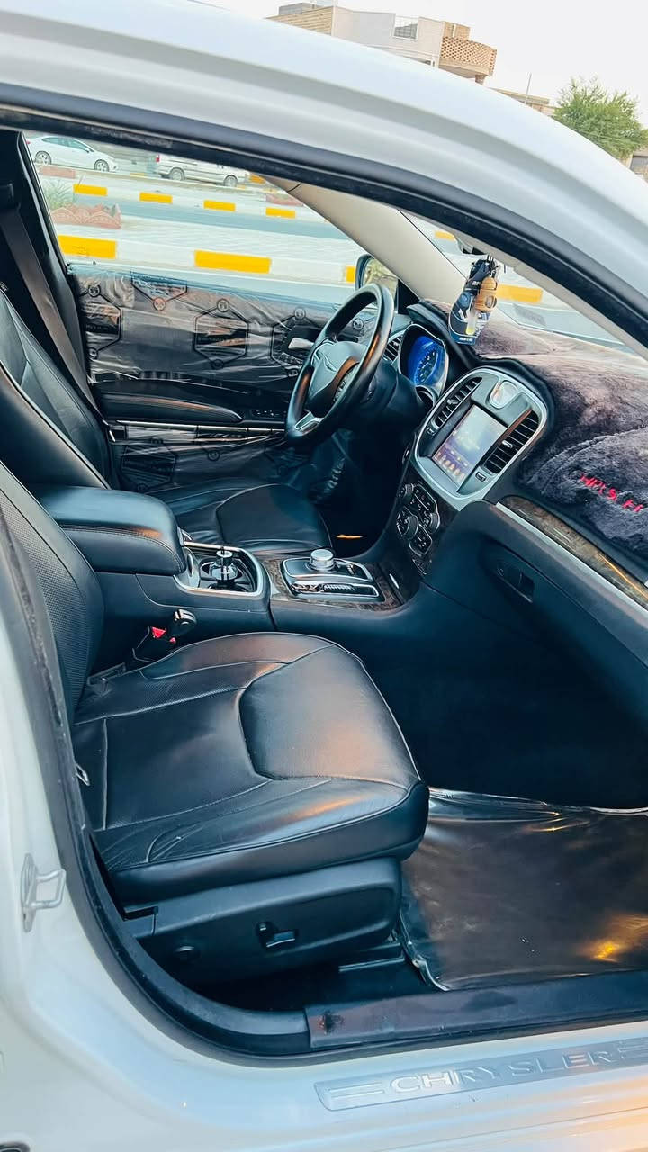 اوباما 21 معلايه اصل 15
300c 
فول مواصفات بنوراما 
كشنات تدفئه تبريد 
مري قلاب 
نقطة عمياء 
كير ومحرك كفاله عامه 
السياره فقط دعاميه اماميه مبدله 
سياره مال بيت جناي واحد  مامشتغله خط 
معامله كامله فقط تدفع الكمرك 
السياره جديده بمعنى الكلمه وجاهزه اي نقص مابيها يشهد الله 
ذي قار شطرة 
السعر 165 
***********

نص مكتوب في الصور:
- العراق/ذي قار/الشطرة