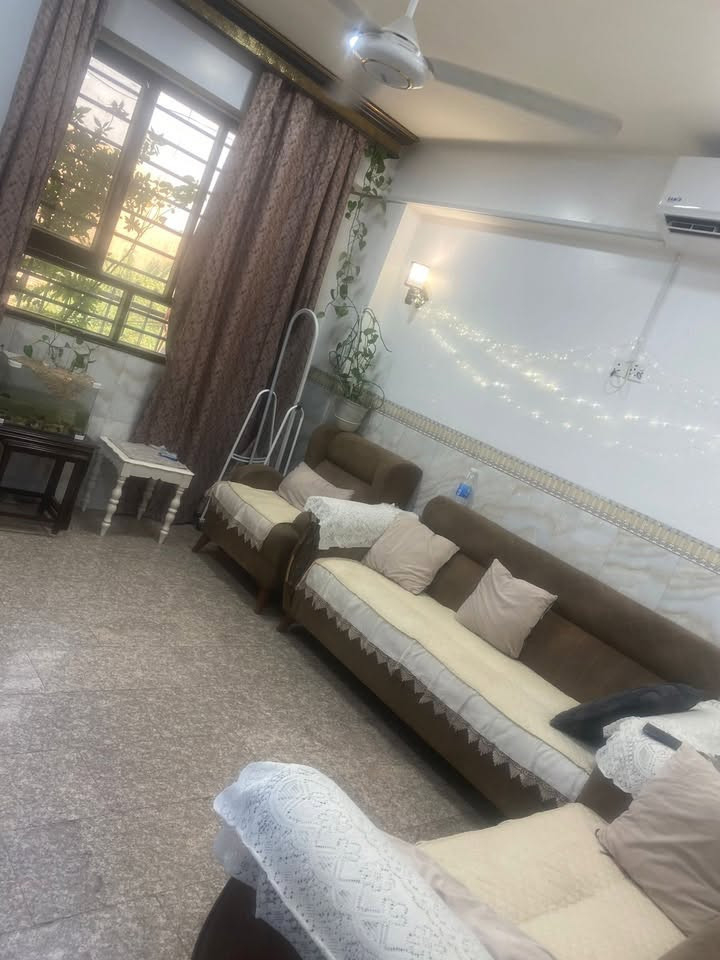 شقة للبيع كراده داخل  المساحة ٧٠م  ط ٢ تحتوي على غرفتين +صاله+مطبخ وخدمات للاستفسار *********** /***********
