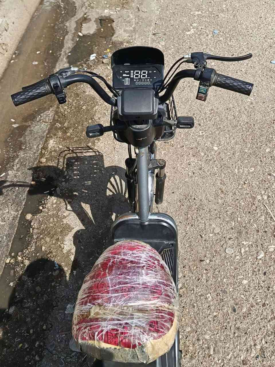 سلام عليكم بايسكل شحن للبيع  بطاريات  تعبانه  مكاني التحرير الجاهزه رقم الهاتف*********** 
السعر 100وبي مجال قليل

