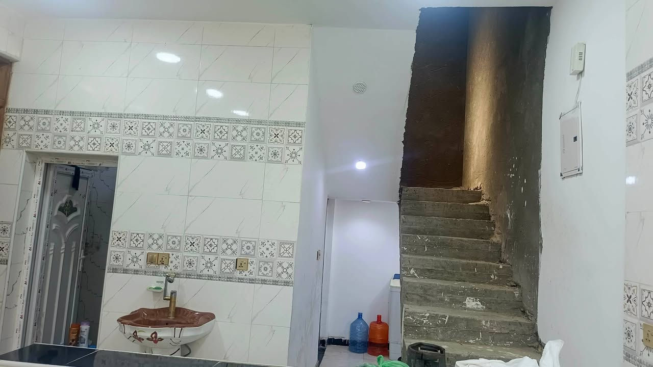 مشتمل بالجرحى قاطين 100 مربعة 10×10 ما مطلوب اي شي البيت مرتب وبناء جديد للبيع السعر 95 وبي مجال للشراي ***********
