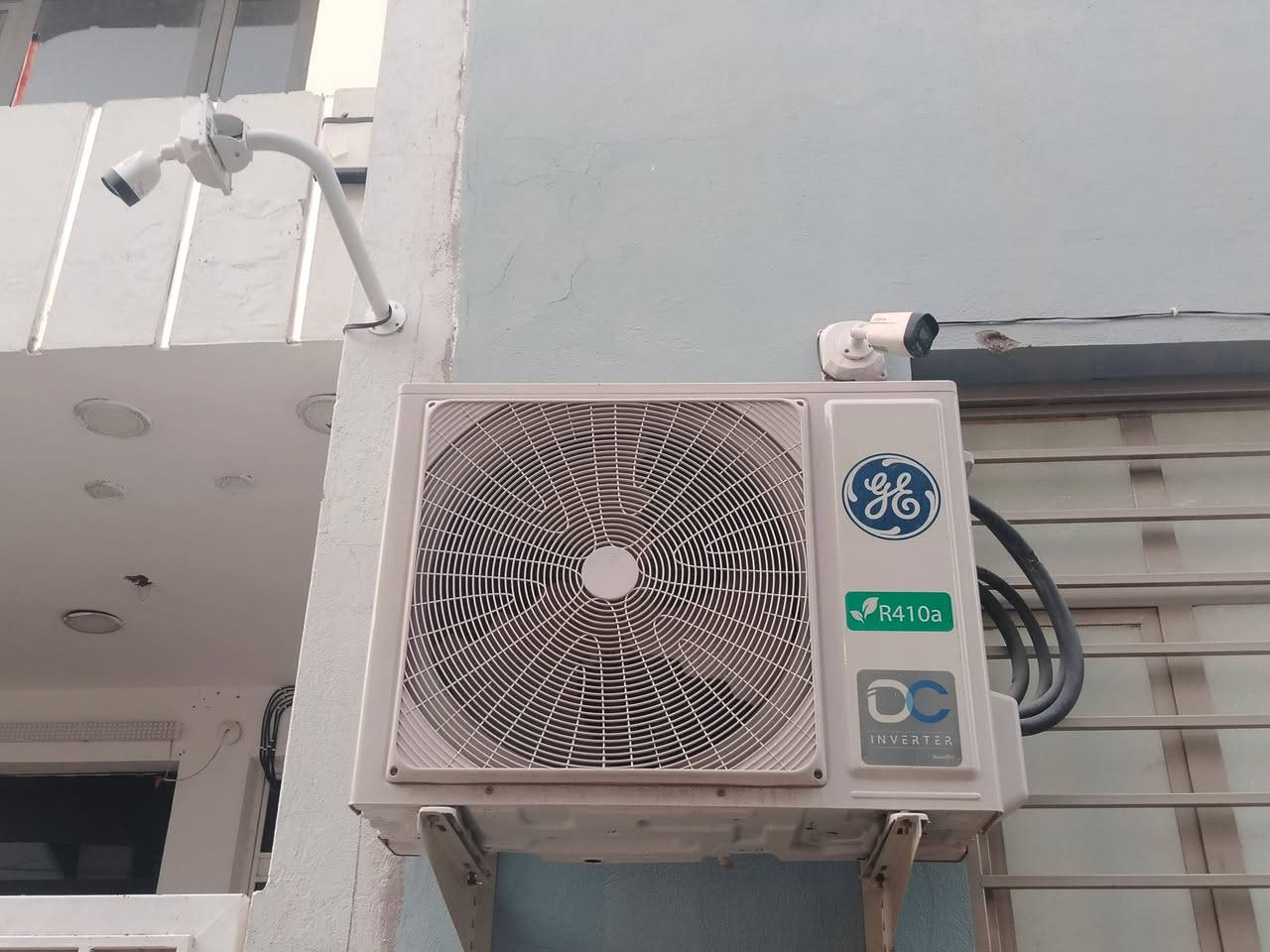 سبلت عدد 2  انفيرتر. 2 طن  واحد طن شغالت السعر مليون واربع اثنينهم ***********
