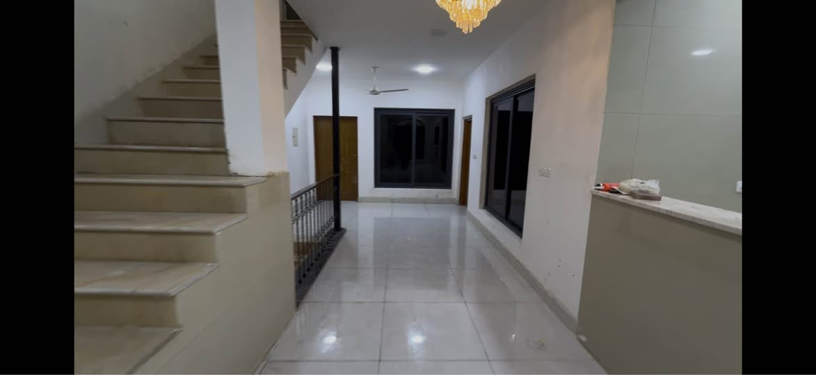 شقة للإيجار العنوان حي الحسين القديم شارع البكرات قرب مرطبات الربيع 
*********** عمارة, ميسان

نص مكتوب في الصور:
- الشقة للايجار ***********