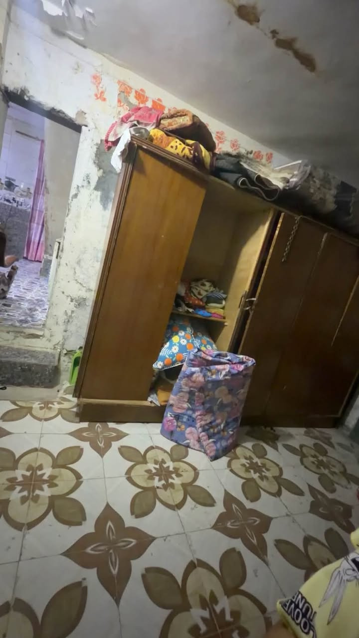 بيت للبيع 90 متر مسلح في جكوك يحتوي على استقبال ومطبخ وغرفة وصحيات وبيتونة سندويج فقط تصلح ان تكون غرفة سعرة 15 وبي مجال جداً بسيط للتواصل واتساب فقط او على الماسنجر بهذا الحساب***********
