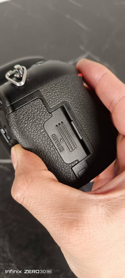 للبيع للبيع 🌹🌹 
الاحترافية nikon d750 فول فريم كاميرا جباره نظافه 100 شترها 19k.. ملحقاته 2 بطاريات اصليه جيلاتين لون احمر 🙏🙏 سعرها 900 الف 
عدسه حترافية nikon 24 70 الاصدار الثاني فتحه 2.8 كامله ملحقاته نظافه 100 عدسه جباره سعار 750 الف 
مكاني نجف *********** 
توصل ماعندي تجي تفحص اذا مو نفس الجديد لاتاخذه 🙏🙏 النجف, العراق
