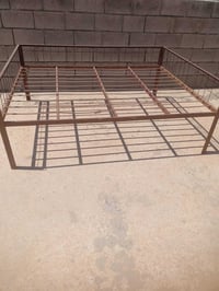 للبيع • سرير • غرفة نوم