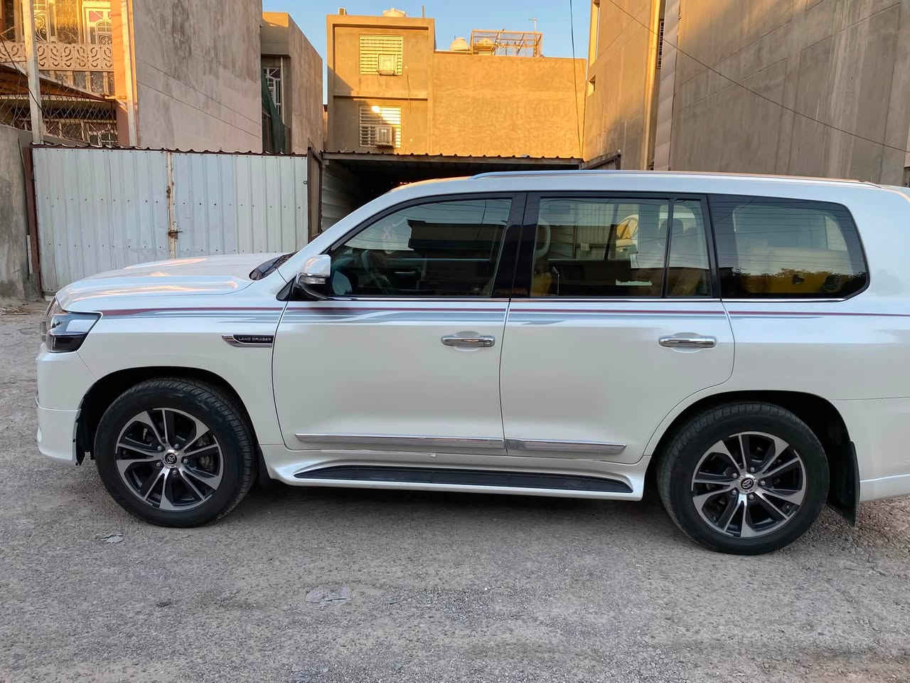 السلام عليكم عندي سياره لاندكروزر GXR
بحريني فول 1/1 كراند تورنك رقم بغداد لون ابيض محرك 4000 تنفس طبيعي ماشيه 52 حقيقي 
موديل 2020 جديد جدا  عدّى رصعه بهلال الجاملغ الخلفي معدل على البارد ماتبين كد اصبع 
بصمة تشغيل عدد 2 
خمسة ابواب لمس 
تشغيل عن بعد 
فتحة سقف سلايد 
كشنات 2 كهرباء 
صندوق كهرباء 
8 ايرباك 
شاحنة وايرلس 
مري شفط وقلاب 
3 شاشات اصليه 
مطفئه حريق في الكرسي الامامي 
دشبول لكزز
ثلاث قطع تبريد 
حساسات اماميه وخلفيه 
كامرة خلفية بلاديه 
لون الكشنات قرميدي 
لون الدشبول اسود 
وباقي الموصفات معروفة 
ورايدها ب 530 ورقه بيع او مراوس مكاني السيديه 
الاتصال على الرقم ***********
