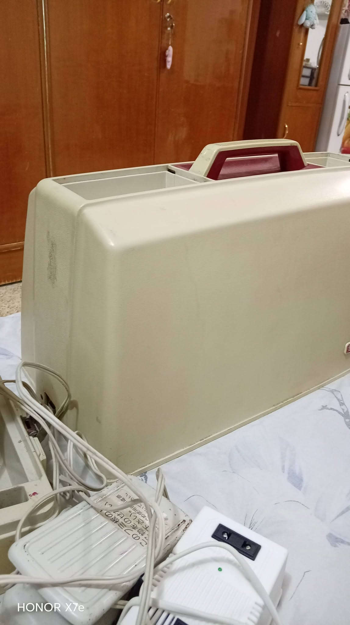 مكينة خياطه براذر سوبر نضيفه جدا غير مستعمله مواصفات تطريز +أوفر +بيت دكمه +خياط ياباني أصلي السعر ٢٠٠وبيها مجال بسيط نجف مجمع بيتي الأول***********

نص مكتوب في الصور:
- HONOR X7e