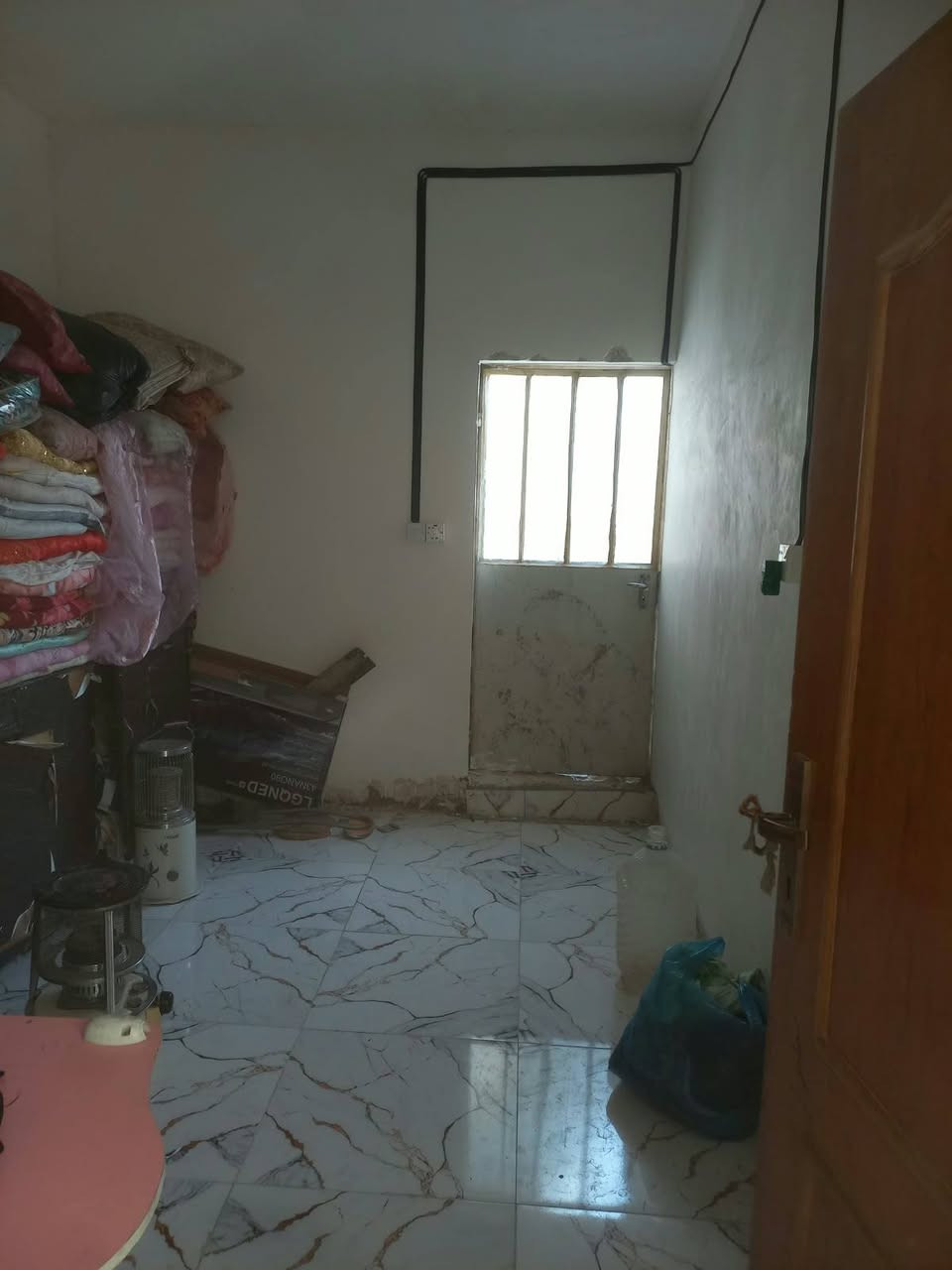 من رخصت الدمن بيت للبيع مساحته 200متر يتكون من غرفتين وصاله ومطبخ وستقبال ومخزن وحديقه وصحيات وطارمه سند 35 العلوان بغداد باويه بقريت عبد العوده يم ومضخه مال مي السعر 35 الاستفسار *********** بي واساب وخط مفتوح

نص مكتوب في الصور:
- هاذه البيت
