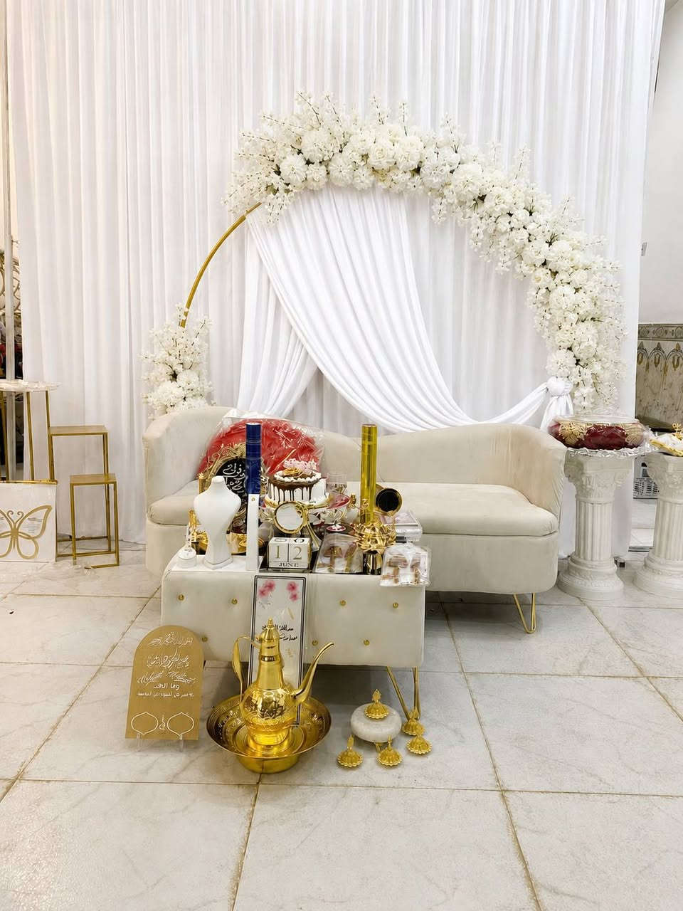 (التميز مع كوشات حسين)🕺💃
&خطوبة 💍 
&حنة  👰🤵
&عرس 🤵‍♂️

*تتكون الكوشة من
*ستائر خلفية بيضاء 🌫
*قوس ورد 🌹 🎈 
*شازلونة كلاسيكية  💺
*طاولة امامية  
* 3 طاولات جانبية 
*تلبسات ذهب عدت اشكال✋🏻🖐
*مرايا 🪞
*قبولات / هل تقبلين ؟ نعم قبلت !⁉️💎
*مغطس🛁
*ستان كيك مع الشوكات و السكين 🍽🎂
*اقداح  للعرسان 🍺🍺
*القران الكريم 📖
*صينية بياضات🍚
*شمعدان🕯
*نشرة ضوئي شلال و انارة 🧬 
( يختلف التزين حسب المناسبه)

للحجز والاستفسار مراسلة  
🤳الصفحة او واتساب(***********)) 📞

 🚚التوصيل بغداد فقط 
    
الفرح الدائم ان شاء الله
