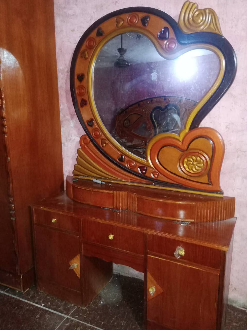 غرفه للبيع سعرها 550 وبي مجال قليل للتواصل واتساب فقط ***********
