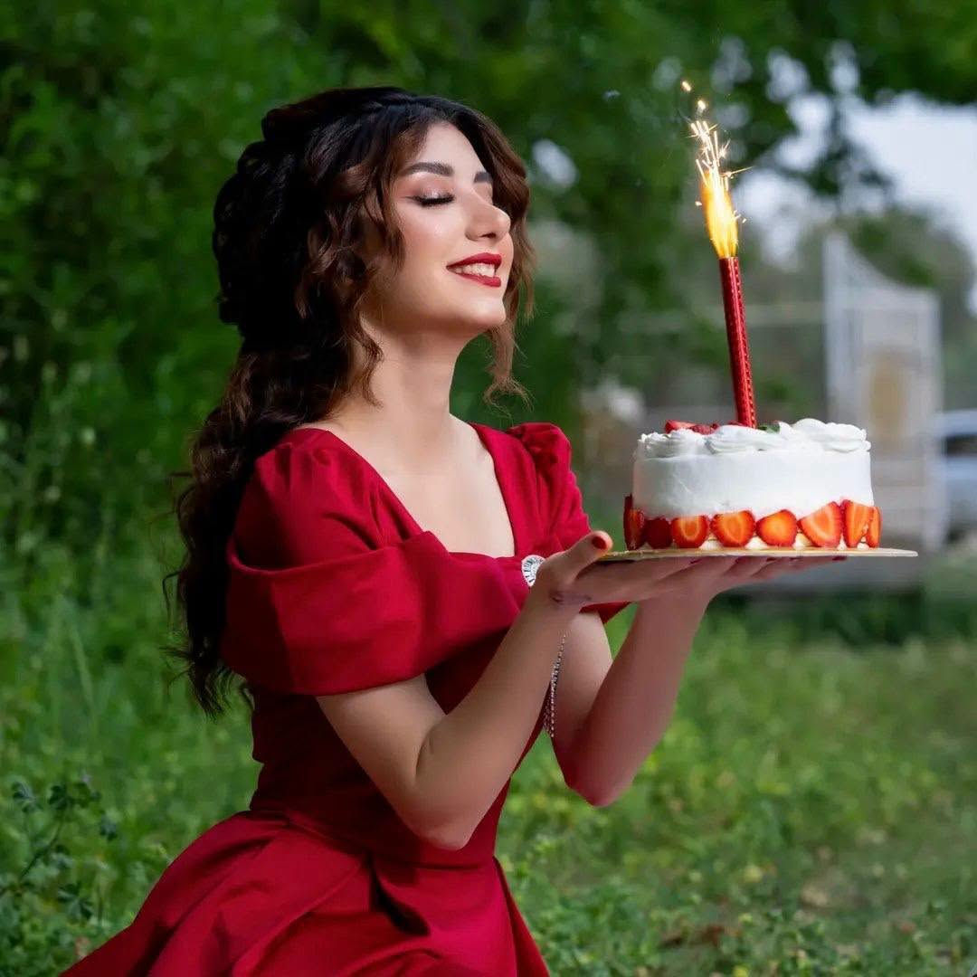 ✨ إطلالة تأسر القلوب! ✨
​للبيع فستان كوكتيل أنيق جداً بلون أحمر غني وساحر، مثل الذي في الصورة تماماً. يتميز بتصميم الكتف المكشوف (أوف شولدر) العصري مع تفاصيل بروش مرصع بالألماس اللامع على خط العنق. تنورة واسعة (أيه لاين) تعطي مظهرًا أنثويًا وراقياً. خامة القماش فخمة وتعكس الضوء بشكل جميل. مثالي للحفلات، المناسبات، وحفلات الخطوبة.
​📐 متوفر جميع القياسات!
💸 السعر: 40 ألف دينار عراقي فقط! 🤩
🚚 التوصيل: 3 آلاف دينار عراقي لكل محافظات العراق 🇮🇶
⚡️ وقت التوصيل: خلال يوم واحد فقط! أطلبي الآن واستلميه غداً.
​للحجز والاستفسار، يرجى إرسال رسالة للصفحة أو التعليق بـ "تم" وسيتم التواصل معكِ.
​#فساتين #فساتين_مناسبات #فستان_أحمر #موضة #أزياء #تسوق #العراق #بغداد #بيع #اونلاين #ستايل #فخامة #فساتين_سهره #فستان_قصير

نص مكتوب في الصور:
- ZRFTVCXKY