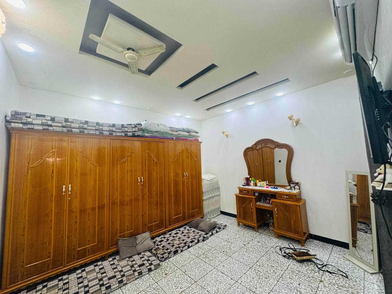 البيت 100 متر البيع بل قصد سعر الكلي 95وبي مجال  مليون مقدمه 40 مليون 
يبقه 55 مليون  
شهر ٥٠٠ الف 
طابو صرف 
البيت بدون كفيل 
مجمع بيتي ٢ النجف يتكون ستقبال مطبخ صاله غرفه صحيات طابوك جمهوري صب كونكريت لاستفسار ***********
