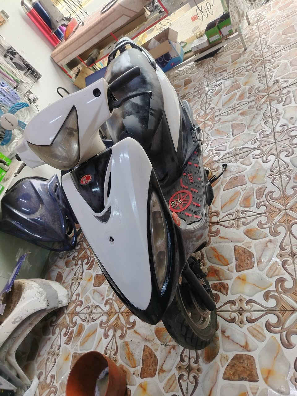 كامكو جي فور للبيع محرك 125cc توها مجفته كلها شغاله مابيها نواقص استفسار اتصال على الواتس اب *********** سعر 450$ وبيها مجال حك الجيه فقط.
