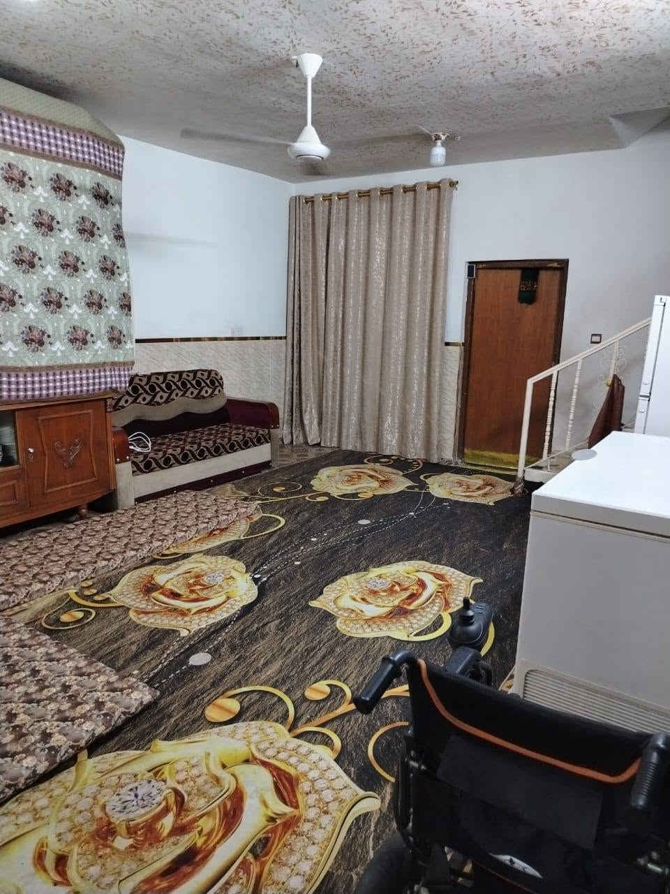السلام عليكم
عقار للبيع ١٥٠م طابقين ونص 
واجه ٧،٥ نزال ٢٠
٥غرف نوم نقص واجه وارضية فقط 
البيت بسعر قطعة ارض 
حي الجهاد الحمدانية 
الاستفسار 
***********
***********
