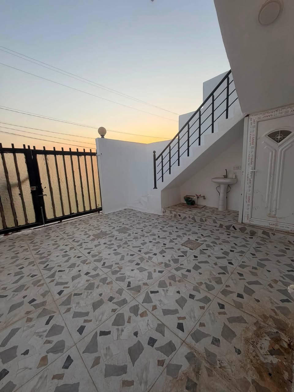 بيت للبيع مساحة 100 متر زراعي بحي بدر  بيه غرفة نوم ومطبخ وصحيات ومنور واستقبال وتواليت خارجي وكراج البيت صفر  نظام دكت ومغربي وفول سيراميك قرب مقر الحشد وقريب ع شارع المزارع ويبعد على مدرسة علي شاهين 3 دقايق كدامه تبليط وبي كهرباء ومولدسعرها 40 بي مجال للأستفسار ***********
علمآ اني صاحب البيت مو مكتب
