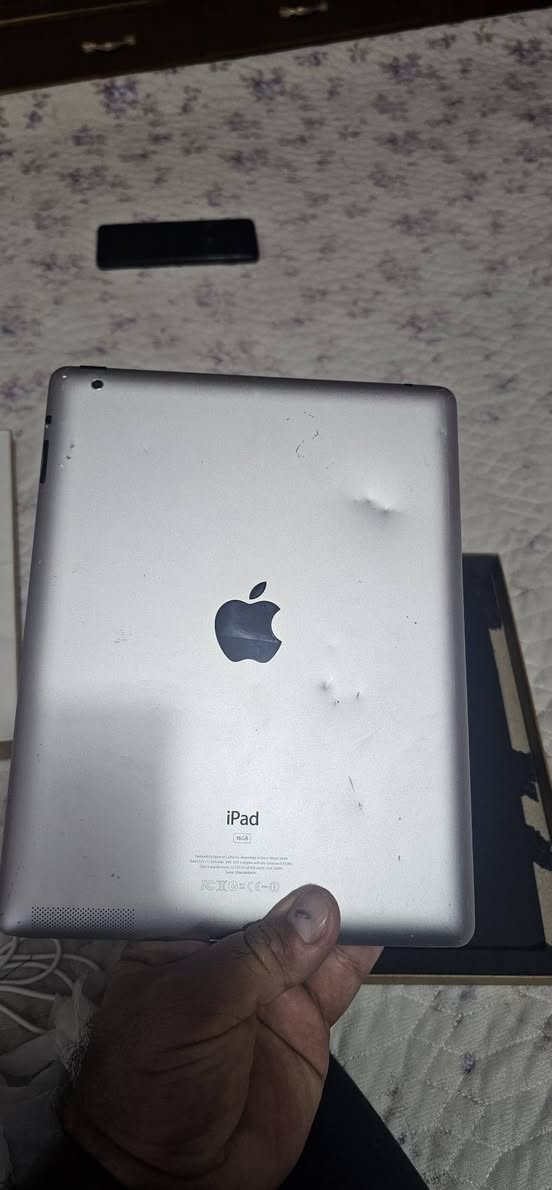 جهاز كلاسيكي وأنيق مناسب للتصفح، الدراسة، أو اقتناء القطع المميزة.
المواصفات الرئيسية:
 * الشاشة: 9.7 بوصة إضاءة LED وضوح ممتاّز.
 * المعالج: Apple A4 سريع واقتصادي في الطاقة.
 * الكاميرات: كاميرا أمامية وخلفية للتصوير والتواصل.
 * البطارية: تدوم حتى 10 ساعات عمل.
 * النظام: تطبيقات أساسية مدمجة جاهزة للاستخدام.
💰 السعر: 60 ألف (وبيه مجال للطيبين)
📌 للتواصل والاستفسار: 
*********** المكان كربلاء الحسينية الطف
