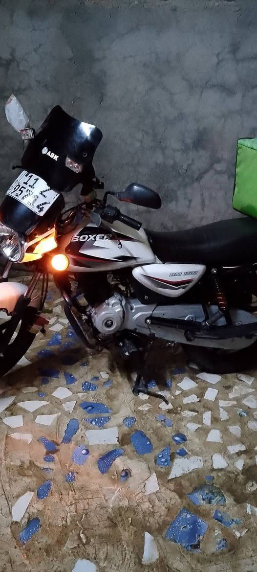 سلام عليكم من. رخصة الادمن دراجه بوكسر كلاسك للبيع دراجه نضيفه فول موديل 23 مكينه بلاديه ممفتوحه ومكينه خرسه  وناعمه دراجه بعدها على البلاد  ماشيه 35الف دراجه جديده الله شاهد تجي وتشوف بعينك عارضها ب2مليون ونص. عليها غرامات 300الف  تنزل من سعرها. وتنطيني 2و 200 قفل عنواني بغداد الرشاد فلكت حي النصر رقمي موجود واتساب واتصال***********
