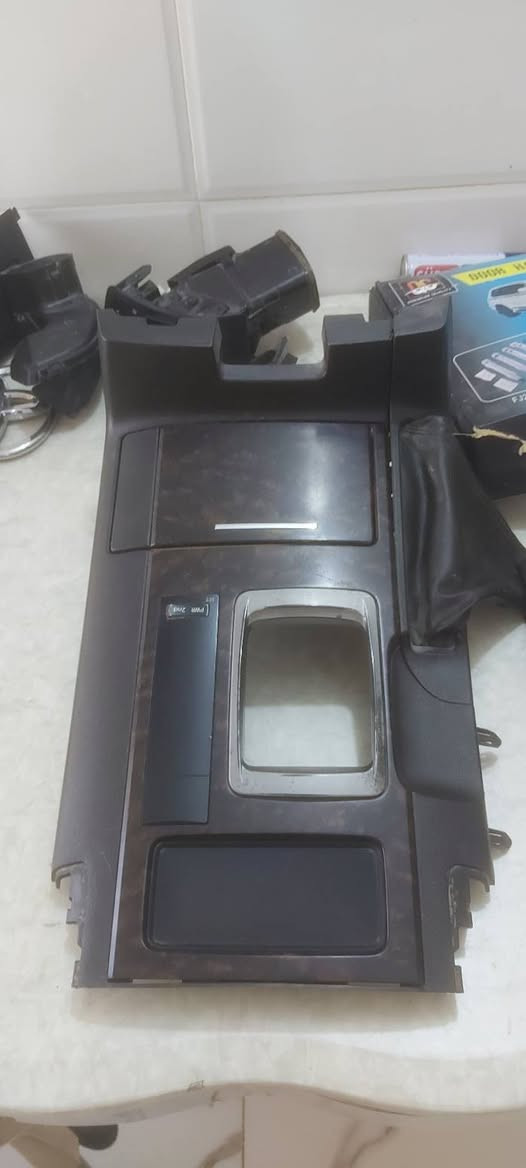 سلام عليكم
غراض لاند كروز Gxr بلاديات للبيع 
يرهم من ٢٠٠٨ لل ٢٠١٥ 
مسجل 
صاج دواخل 
عصا الكير مع ملحقاته 
علامه تويوتا الاصلية 
منفضة 

توصيل متوفر 

***********
